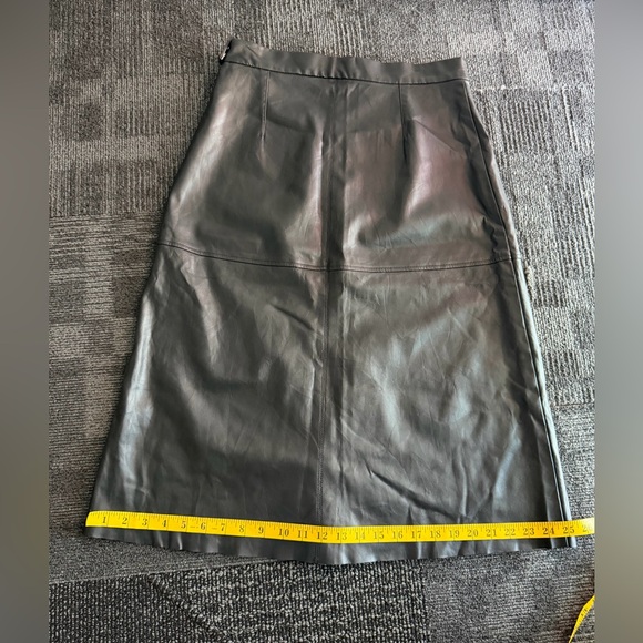 H&M Black 🖤  Size 10 Faux Leather Midi Skirt Women’s 🖤Back Zip & Snap Closure - Picture 12 of 13